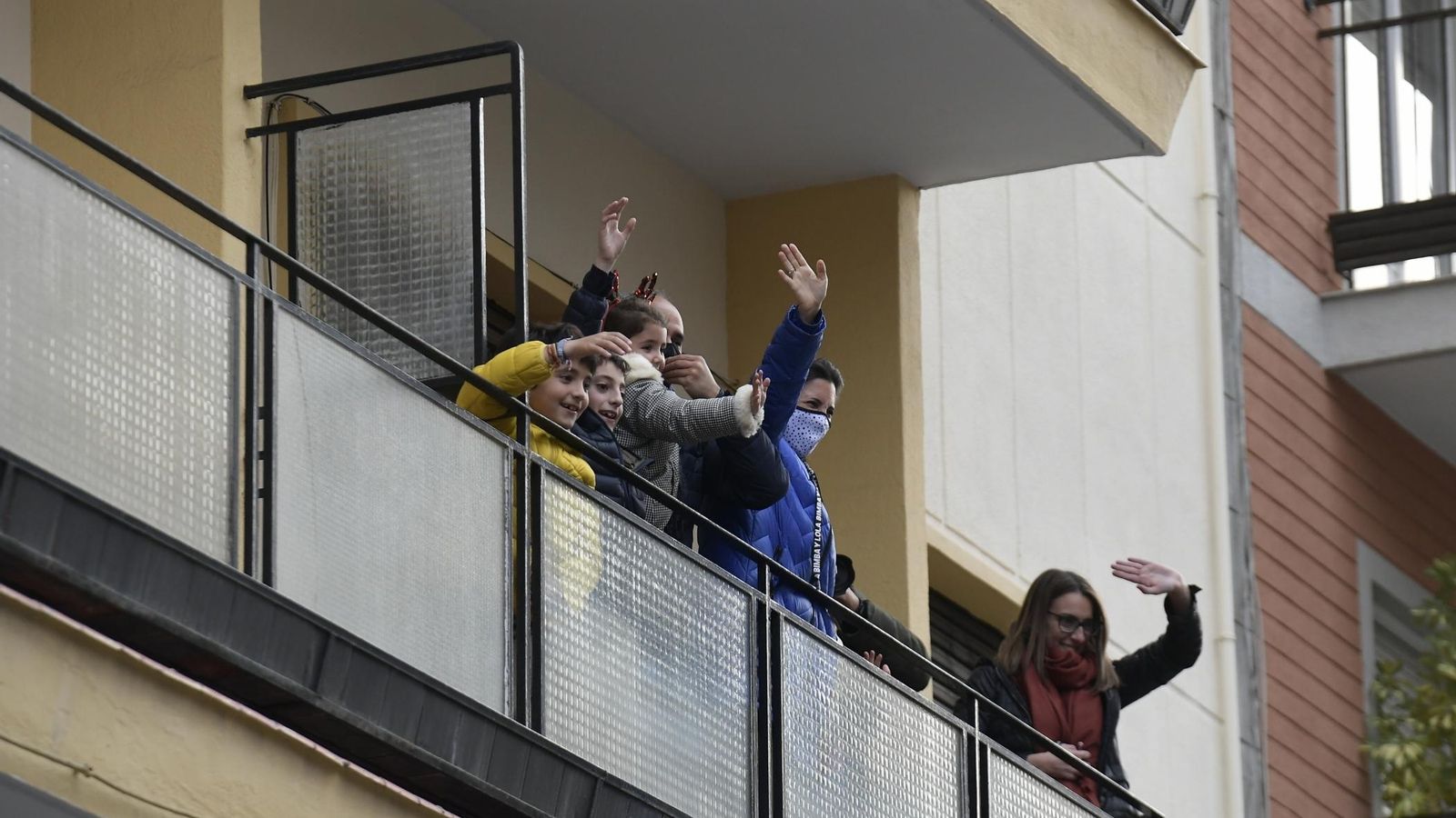 Gente en los balcones