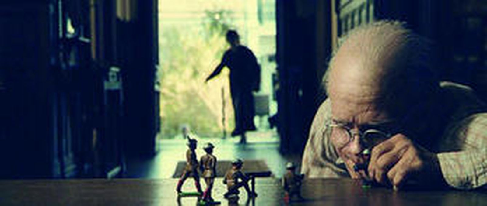 Brad Pitt, caracterizado de anciano en una escena de 'El curioso caso de Benjamin Button'.