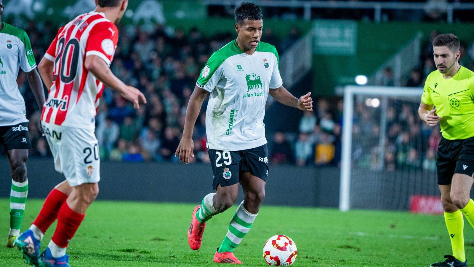 Un ataque del Racing durante el partido