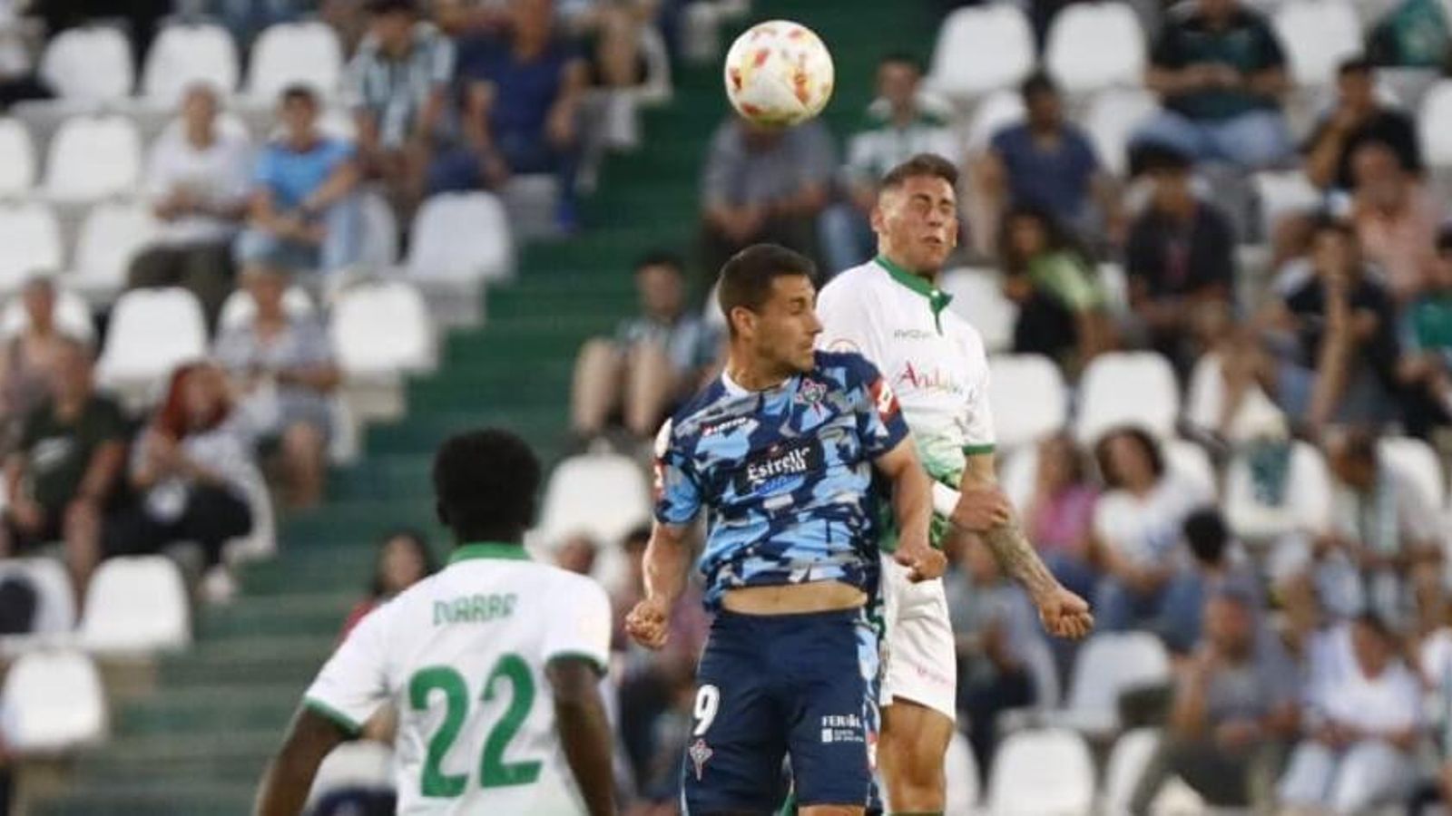 Jorge Moreno gana un balón por alto  a Manu Justo en el Córdoba CF - Racing Ferrol.