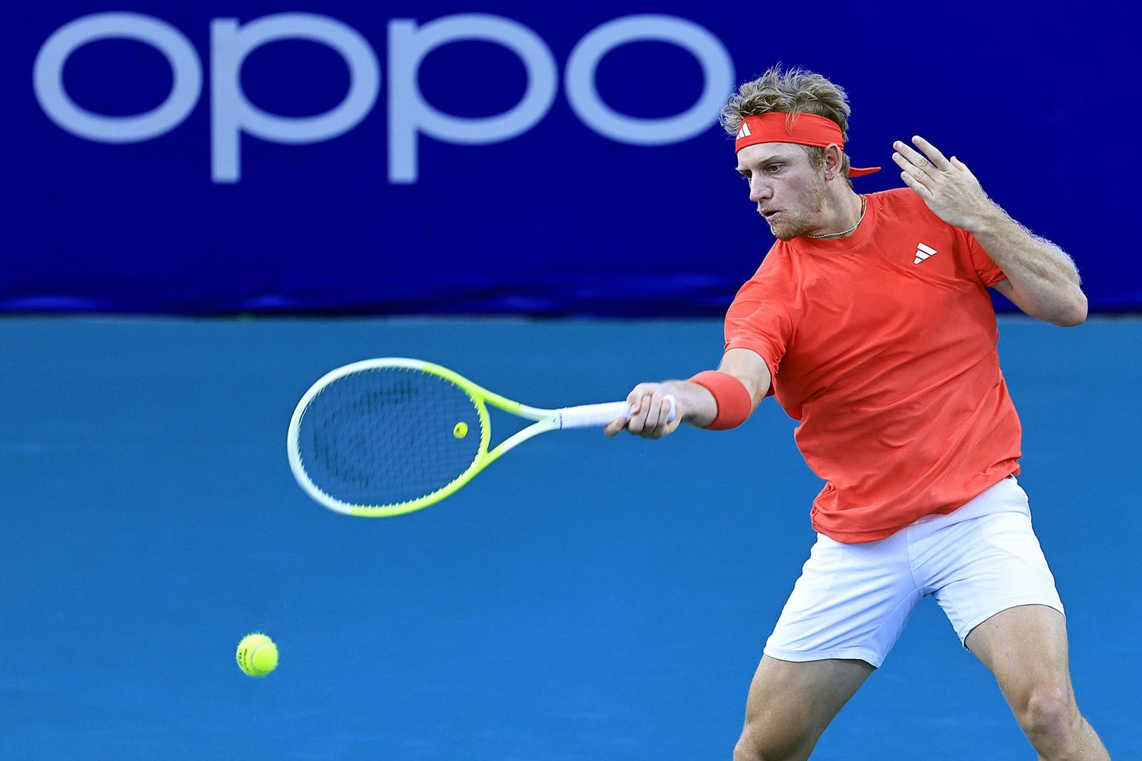 Davidovich salva cuatro bolas de partido y avanza en Acapulco