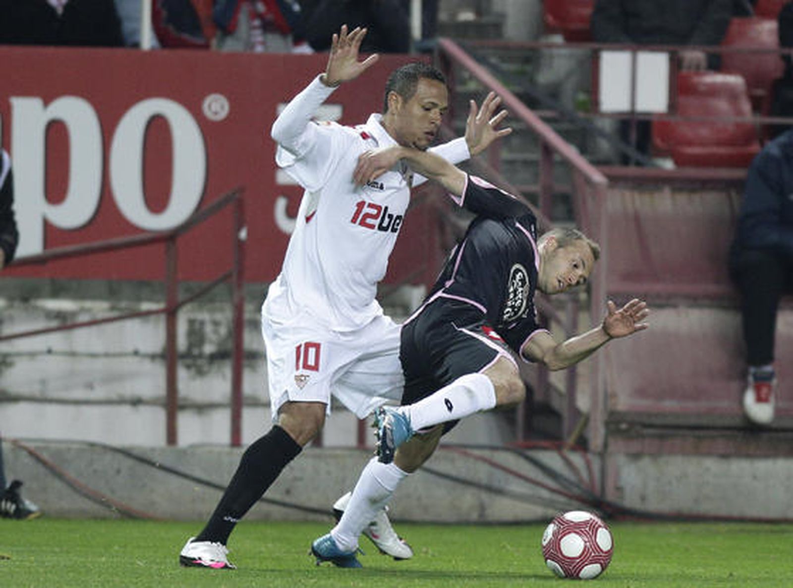 El Sevilla deja escapar otros dos puntos en su casa ante el Dépor y ya acumula 16 puntos perdidos en casa. / Antonio Pizarro