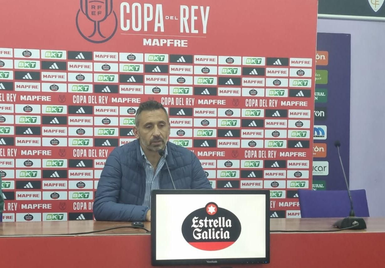 Manolo Herrero atiende a los medios de comunicación en la rueda de prensa postpartido.