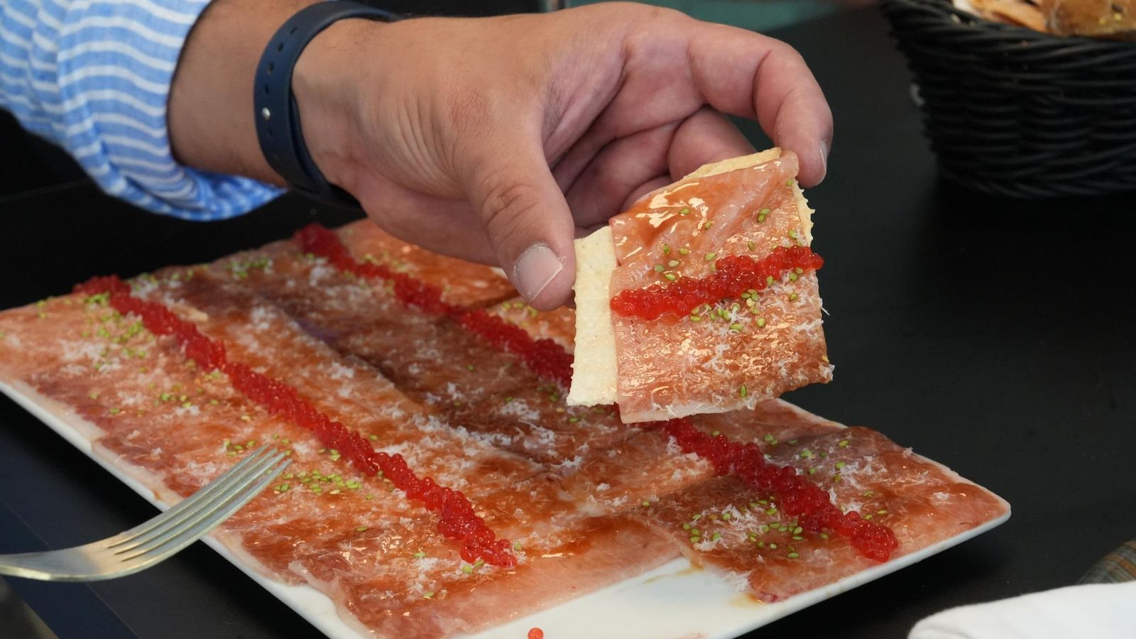 Junto a las carnes, la carta ofrece platos como el carpaccio de ventresca de atún rojo.