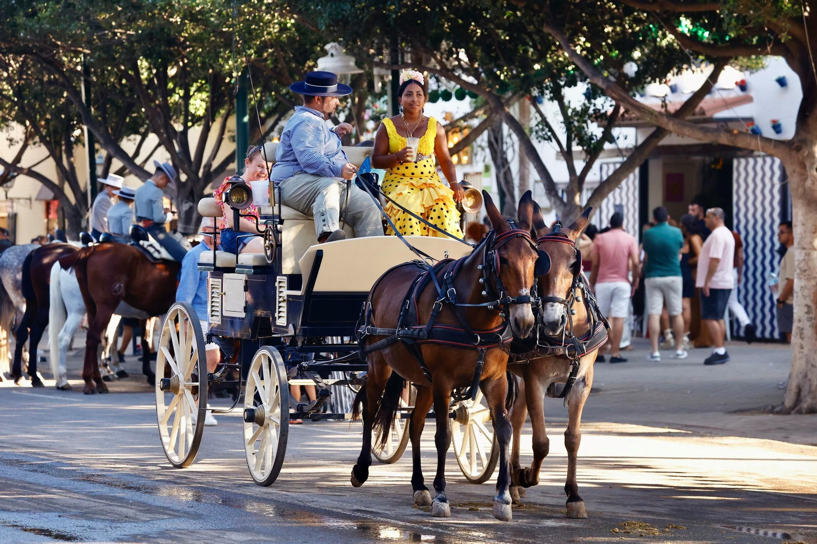 El ambiente en el Real de la Feria de Málaga este viernes, en imágenes