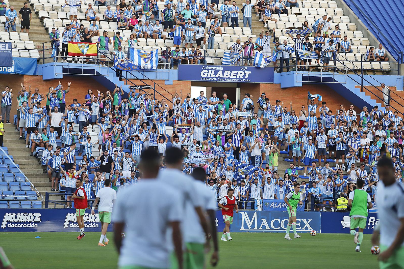 Ambiente en las gradas del Nuevo Colombino en el Recreativo de Huelva y Málaga