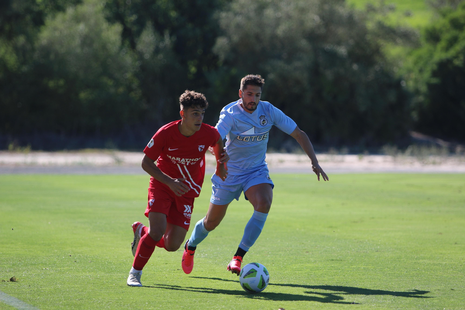 Álex Peque persigue a un adversario durante el Sevilla Atlético-Balona de pretemporada Álex Peque persigue a un adversario durante el Sevilla Atlético-Balona de pretemporada