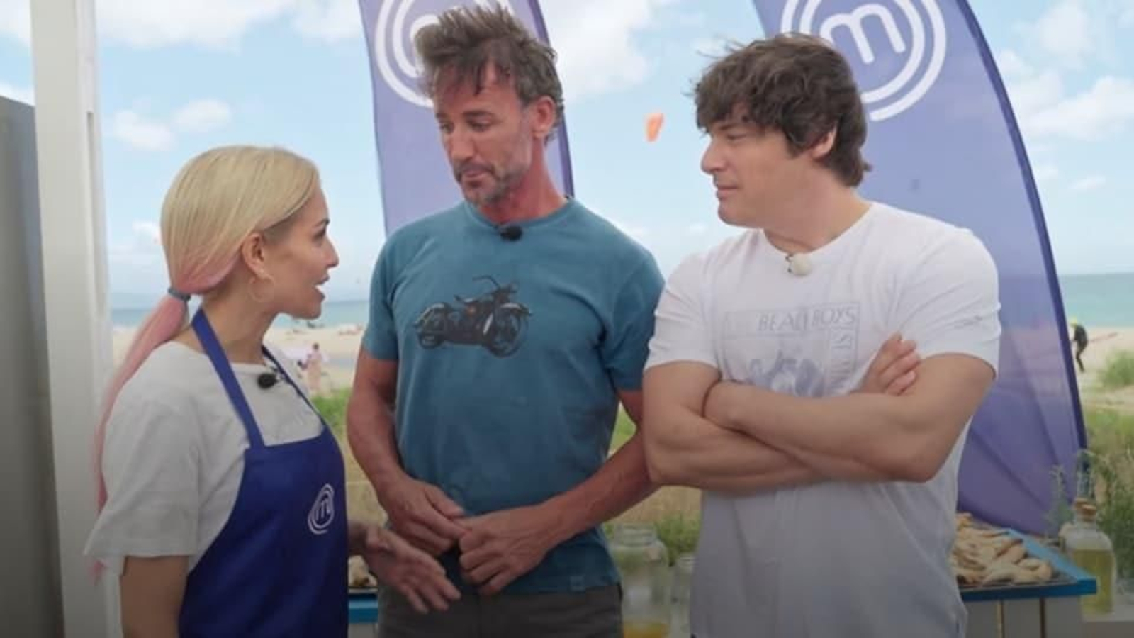 Hiba Abouk y Álvaro Muñoz Escassi durante una prueba de exteriores de 'MasterChef Celebrity' rodada en Valdevaqueros.