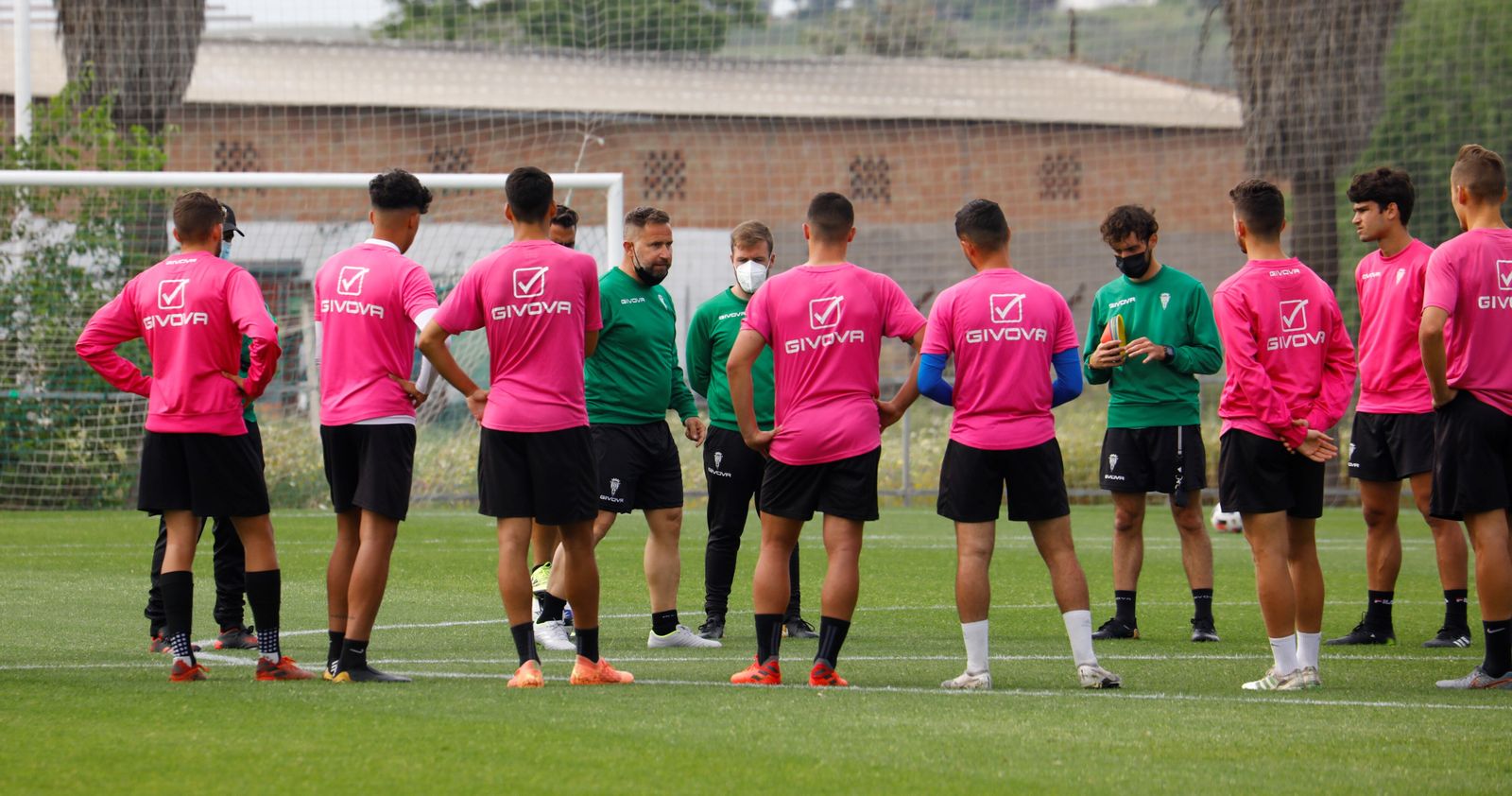 David Ortega habla con los jugadores del Córdoba B al inicio de su primera sesión.