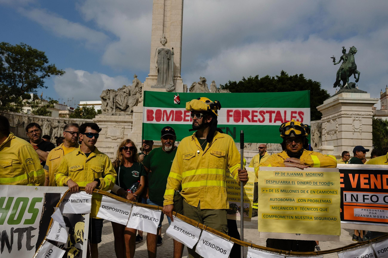 Bomberos forestales, durante su protesta en Cádiz.
