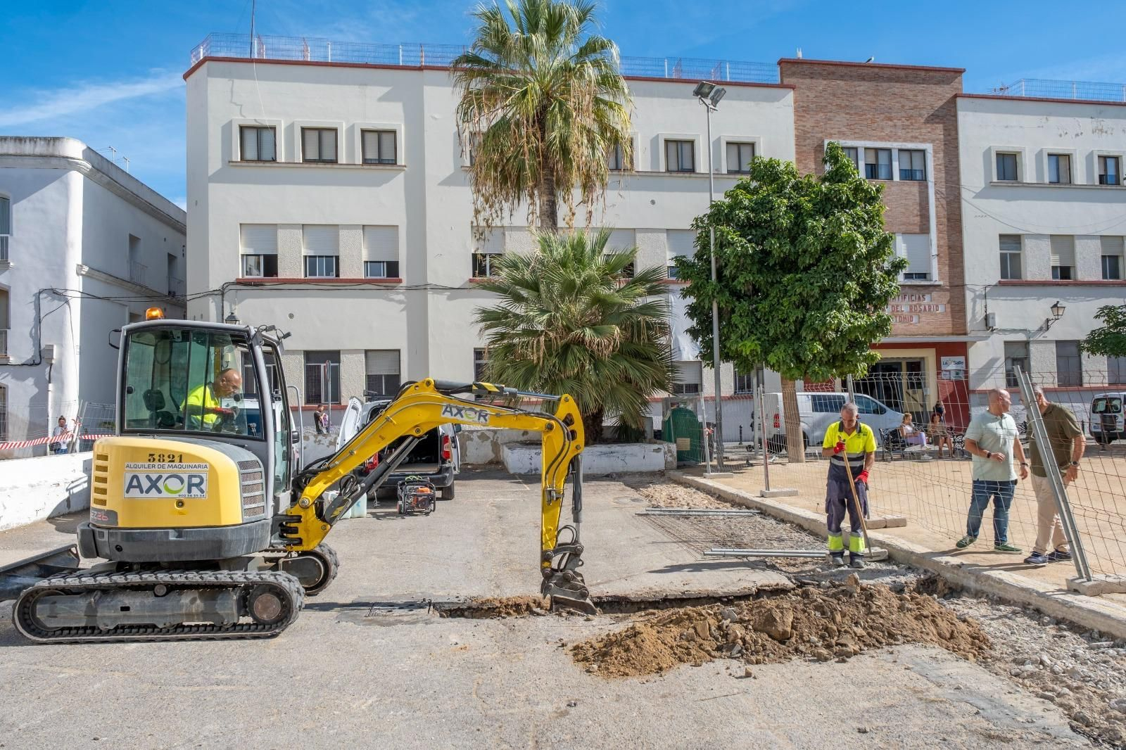 Imagen del pavimento levantado en la plaza Manolo Santander, en el barrio de la Viña de Cádiz.