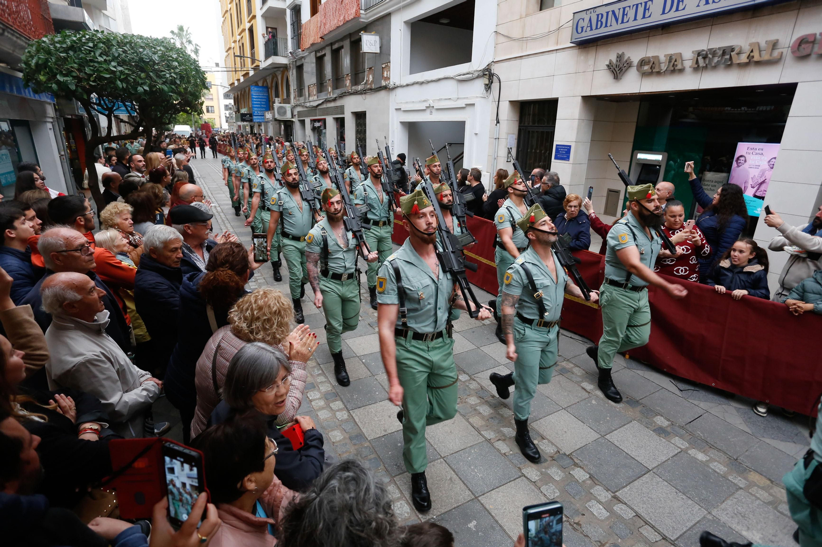 Fotos del Lunes Santo en Algeciras: Desfile de la Legión