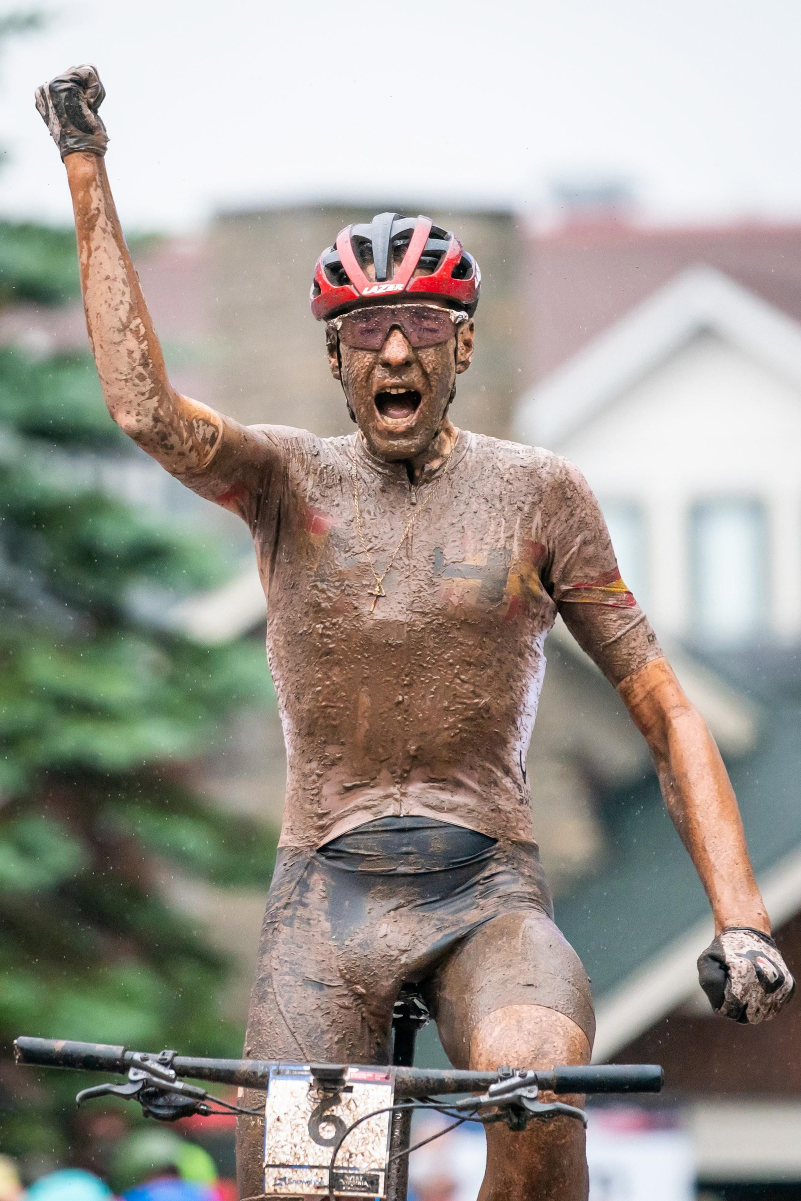 El granadino David Valero entra victorioso en meta totalmente embarrado