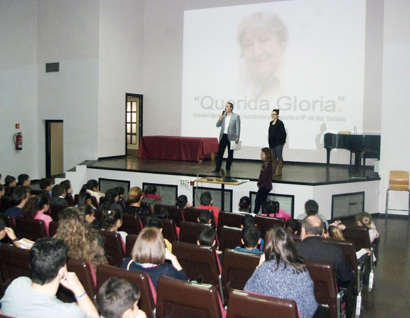 Alfredo Valdivia y María del Mar Saldaña en la Villaespesa durante la actividad ante escolares.