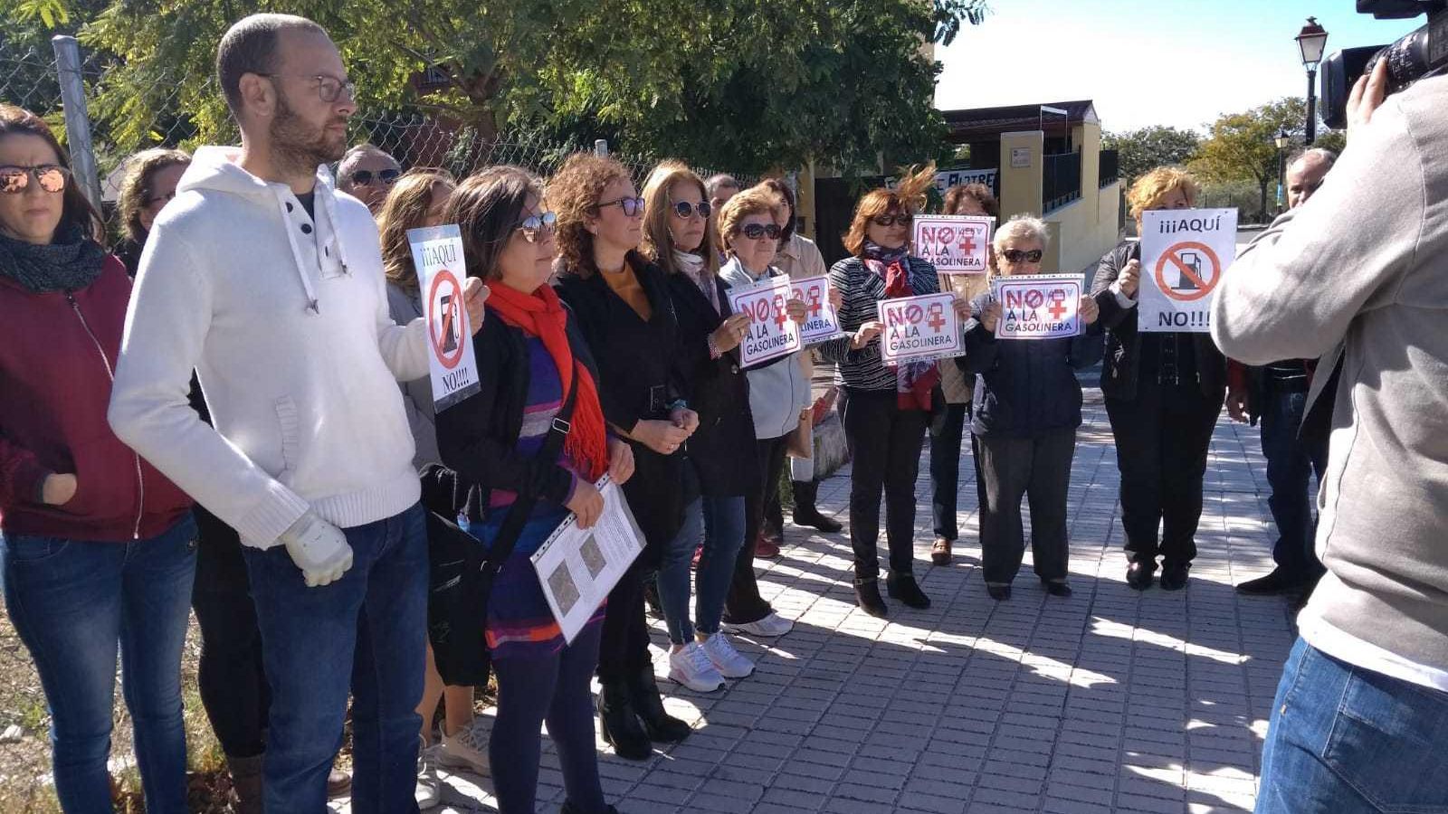 Varios de los asistentes a la concentración en la parcela comercial de la calle Aljibe.