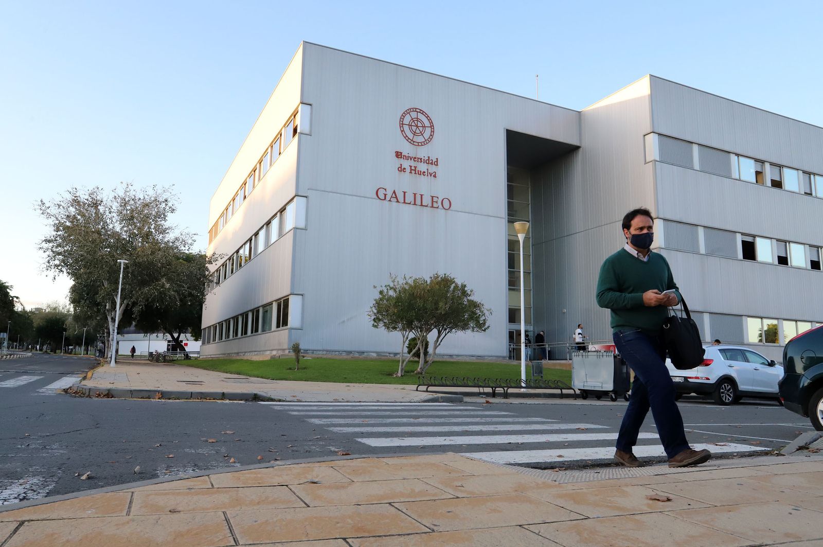 Fachada principal del edificio Galileo del campus del Carmen.