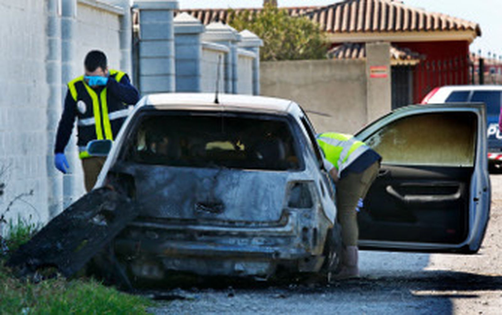 Incendian un coche con un cadáver dentro en un diseminado de El Puerto