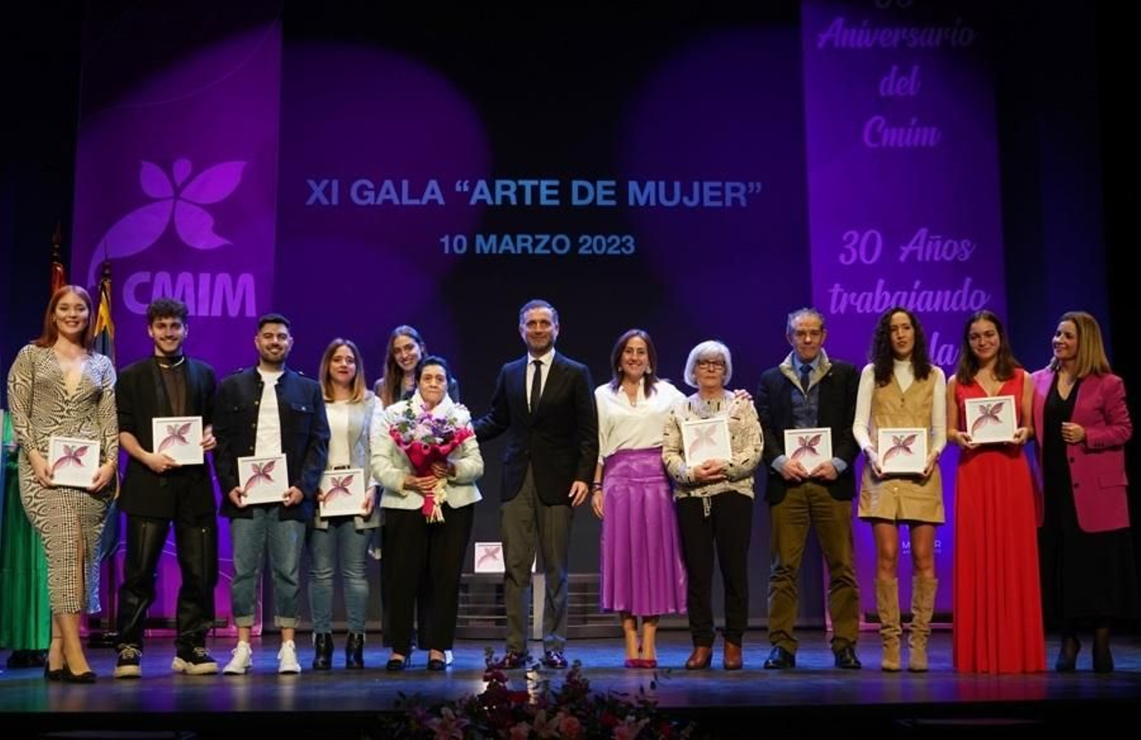 Foto de familia de los homenajeados tras la gala.
