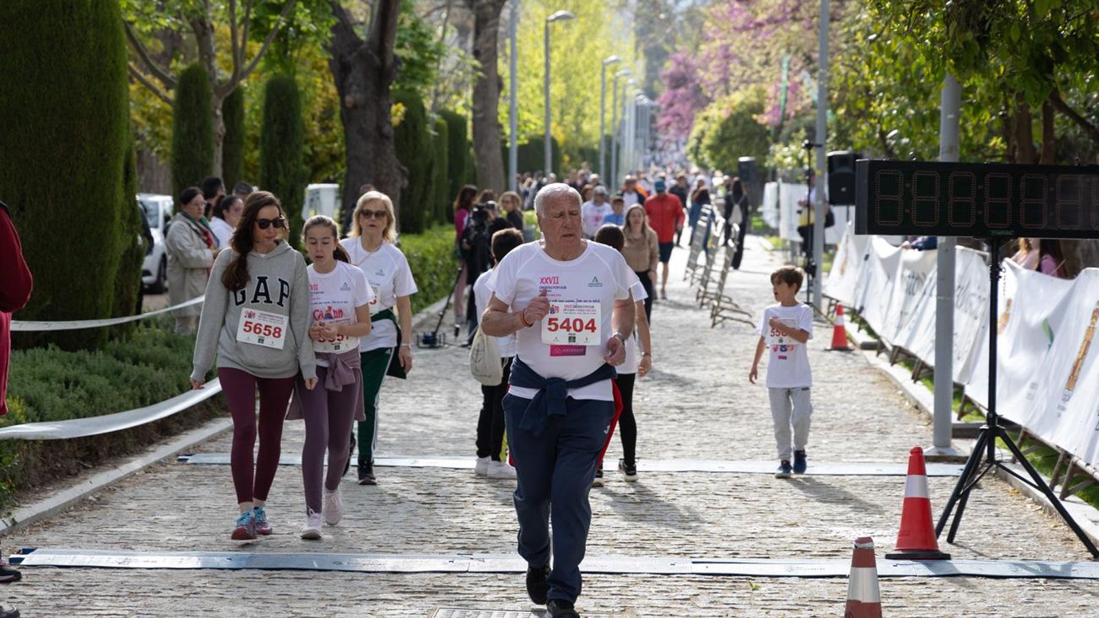 Más de 2.100 participantes corren para promover la salud en Jaén, en imágenes (1)