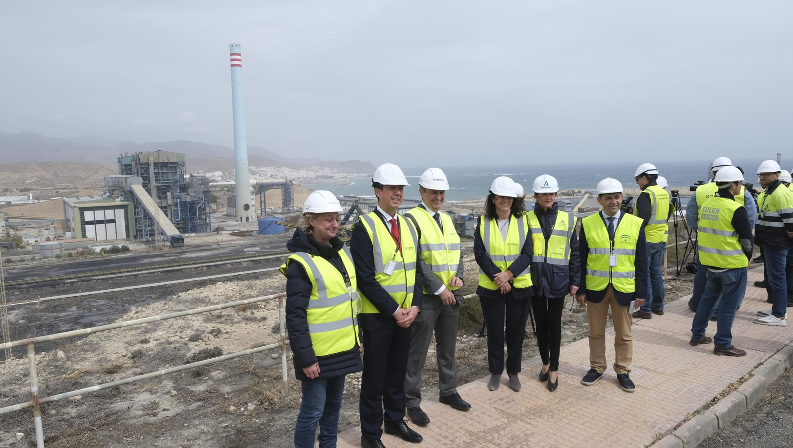El derribo de la Torre Litoral de Endesa en Carboneras, en imágenes
