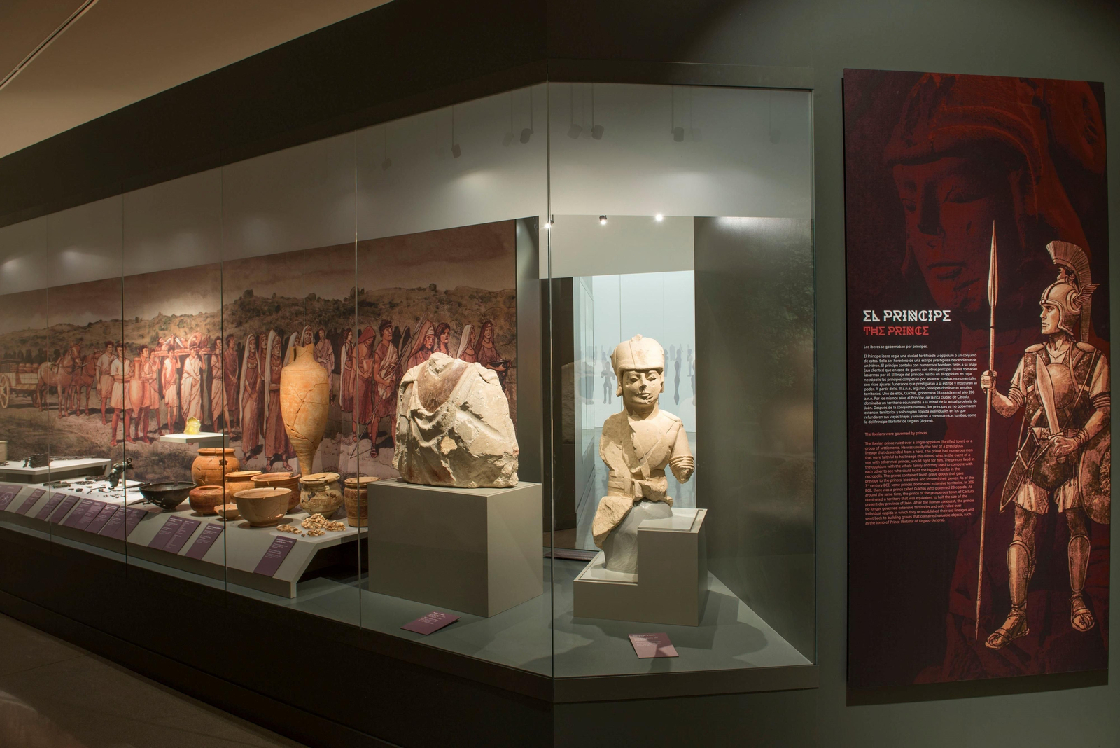 El Rey y la presidenta andaluza recorren la exposición temporal con que abre el museo.