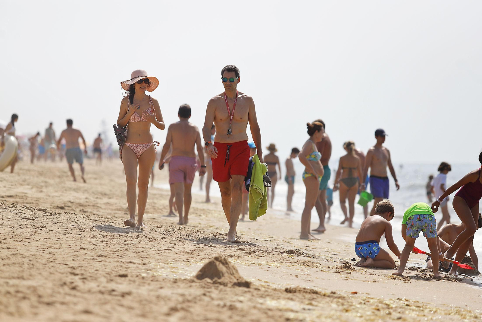 Imágenes del ambiente en las playas de Huelva en el 1 de julio