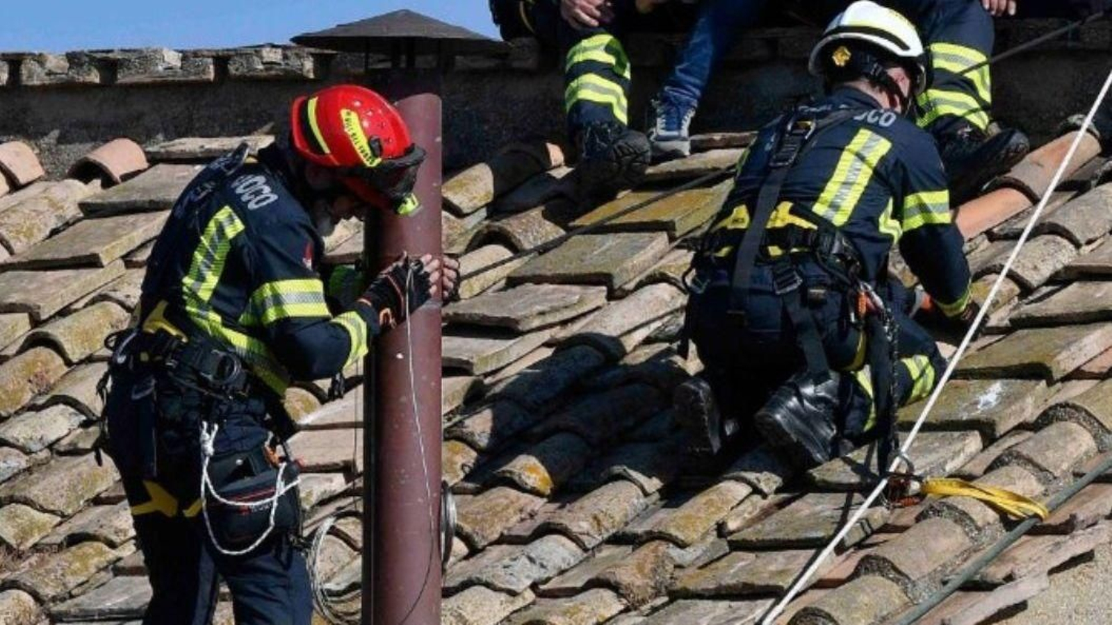 Momento de la instalación de la chimenea en la Capilla Sixtina.