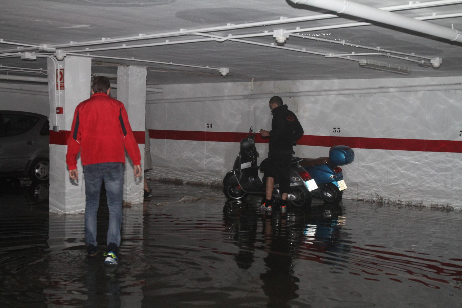 Un garaje de la calle Rascón inundado tras las intensas lluvias.