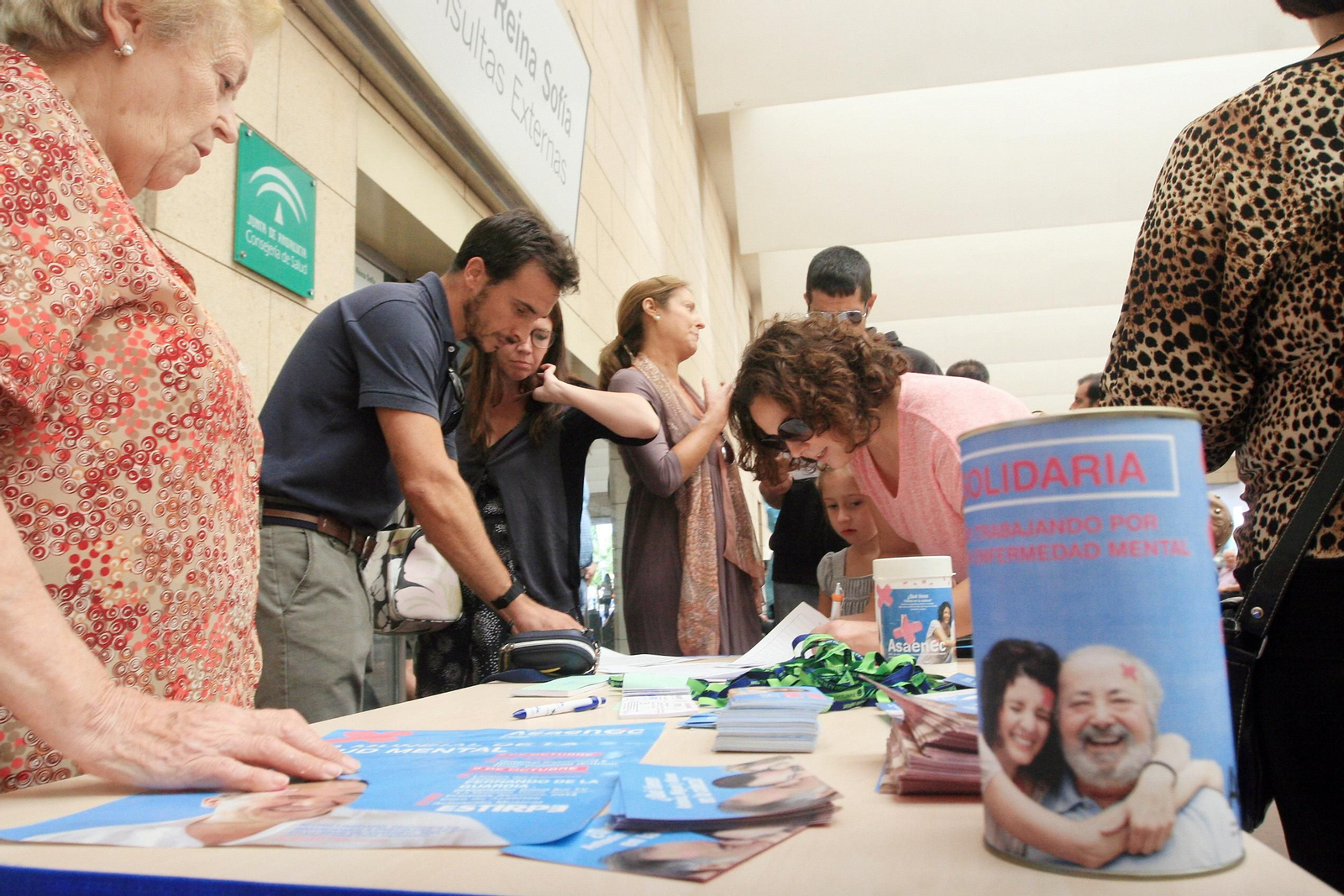 Una de las mesas informativas que Asaenec instalará mañana en el Hospital Reina Sofía.