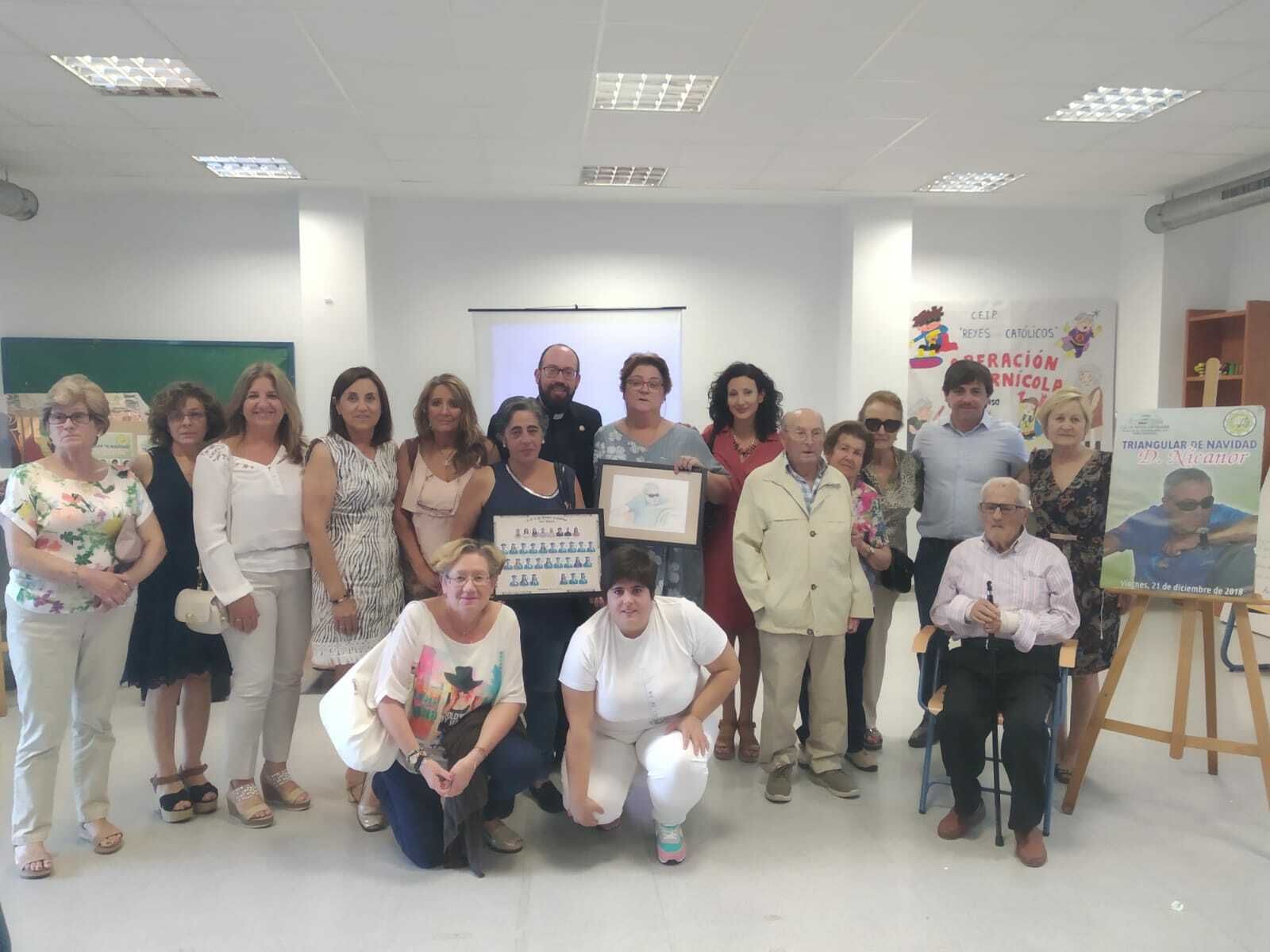 Algunos de los asistentes al homenaje al maestro Don Nicanor en Vera.