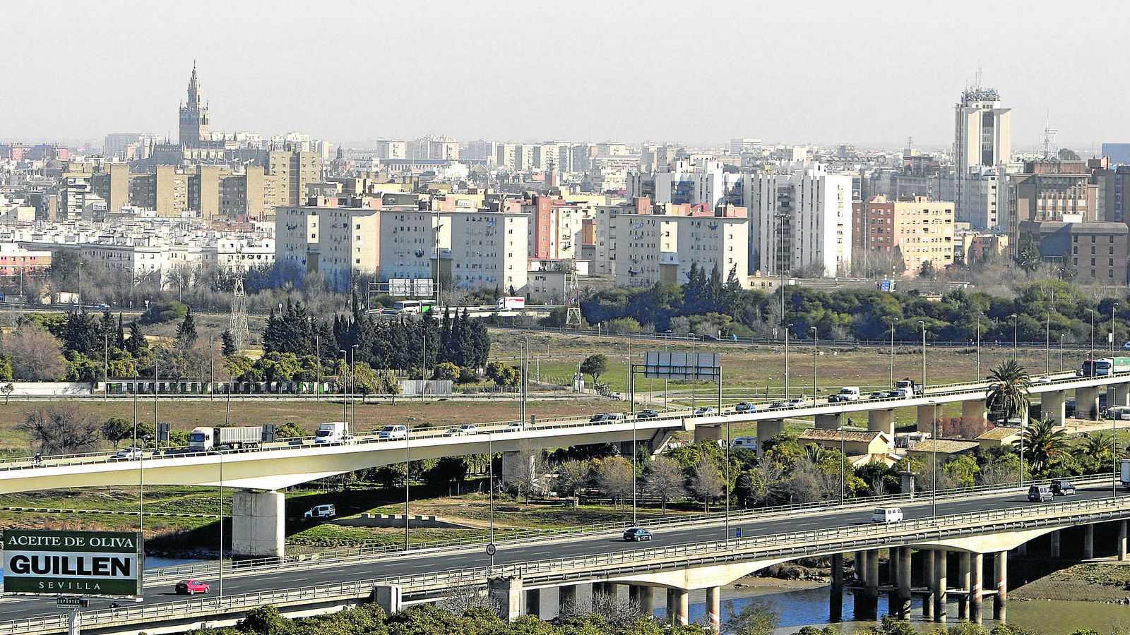 Vista de Sevilla y su entorno metropolitano.