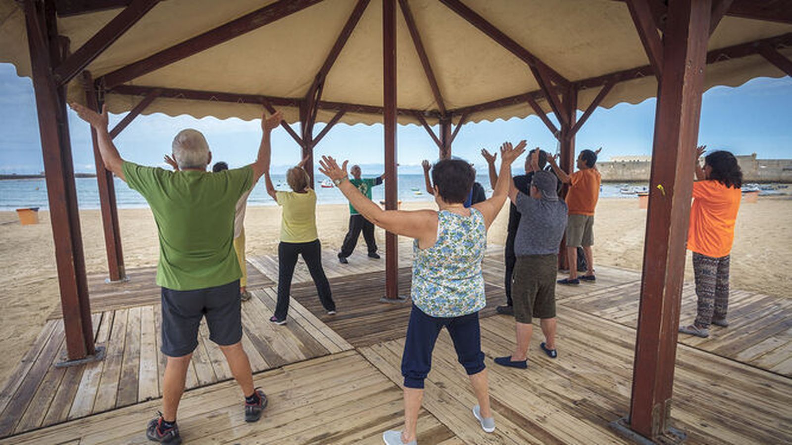 Taller de Tai Chi en la playa de la Caleta.