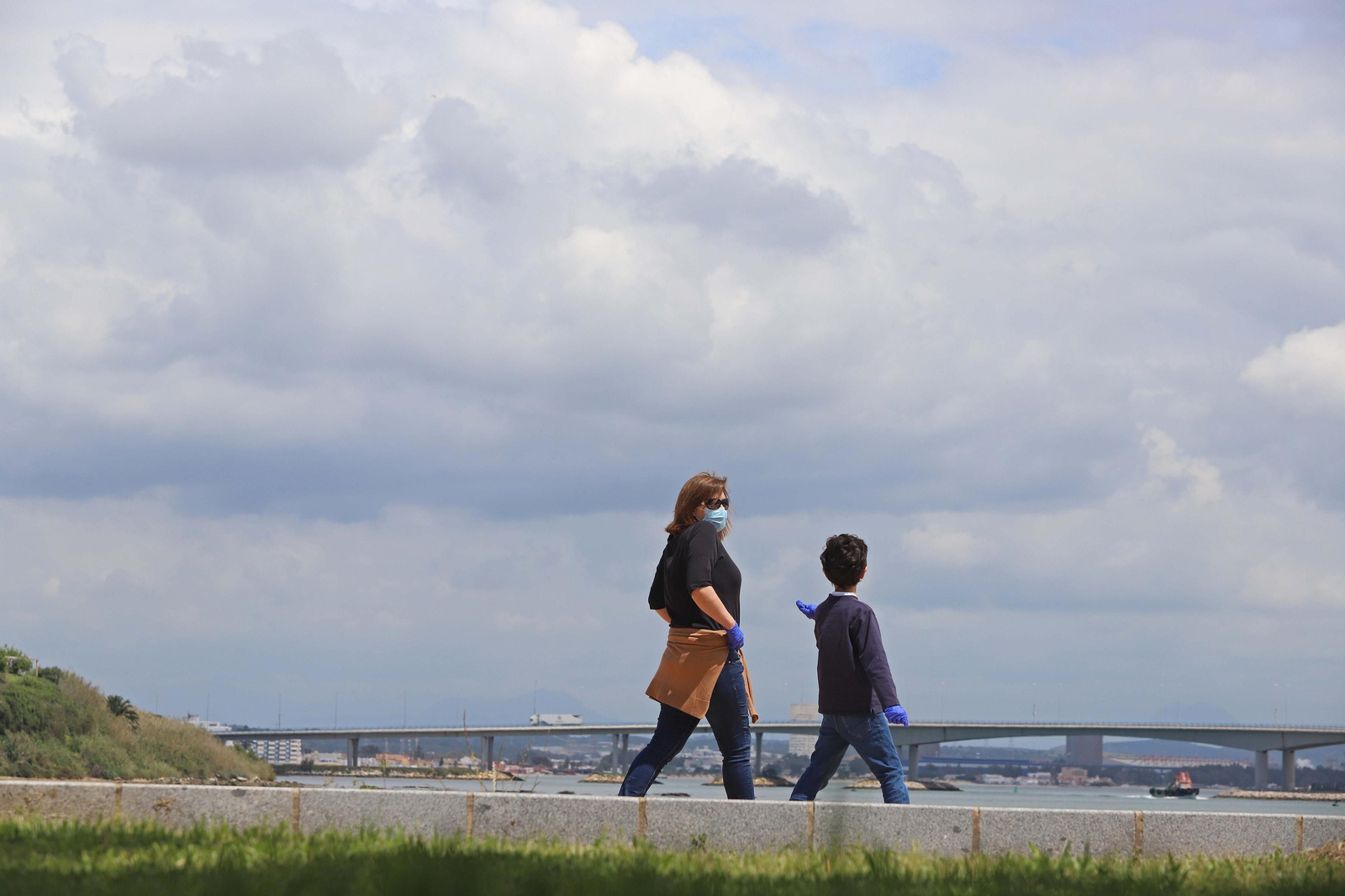 Un niño pasea con su madre por Algeciras.
