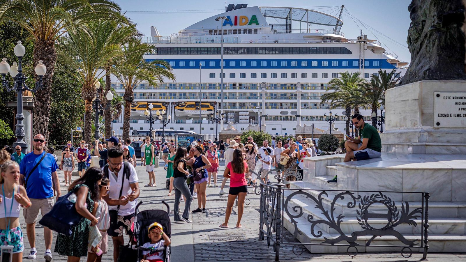El AidaStella, atracado justo enfrente del monumento a Moret