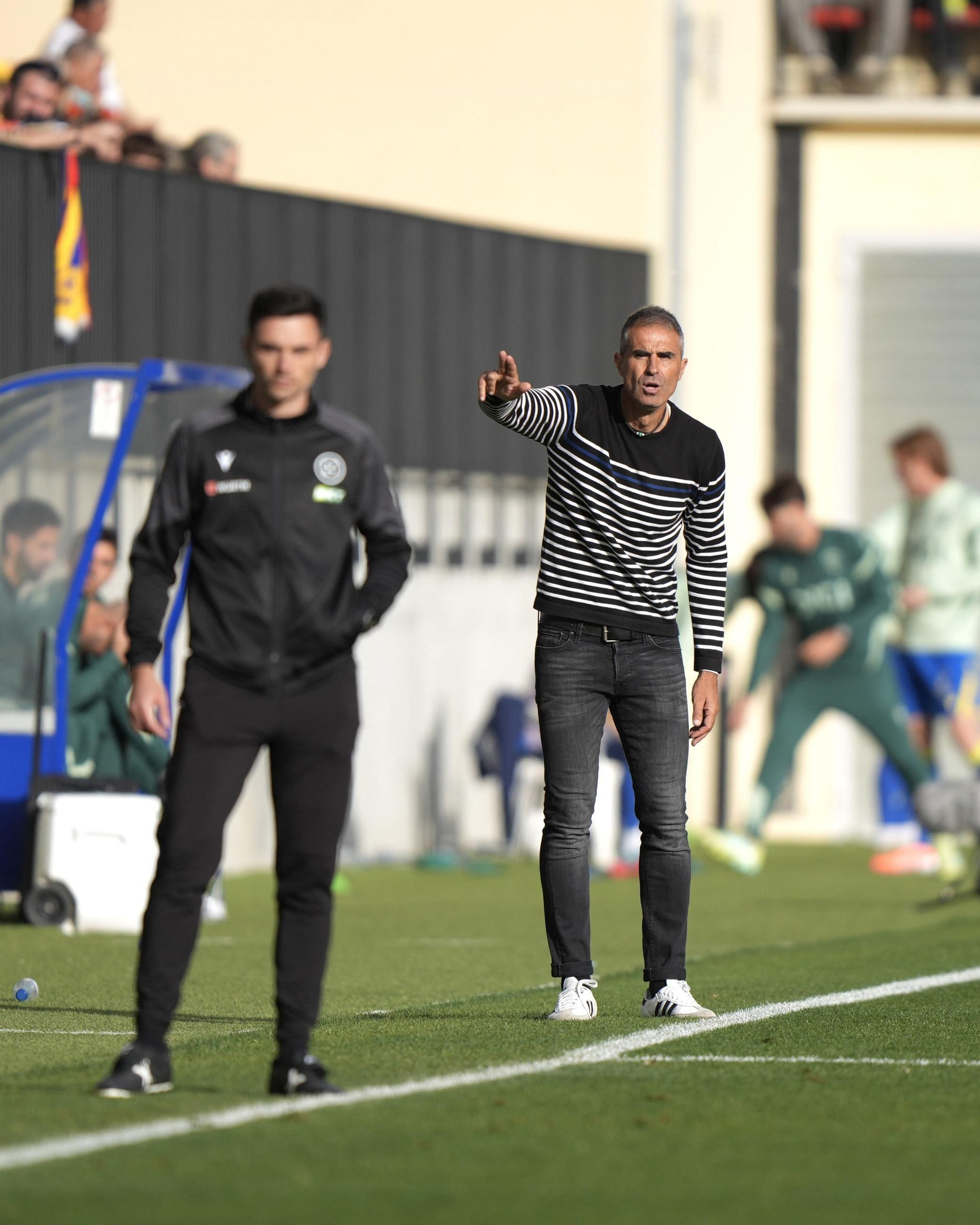 Indicaciones de Garitano desde la zona de banquillos.