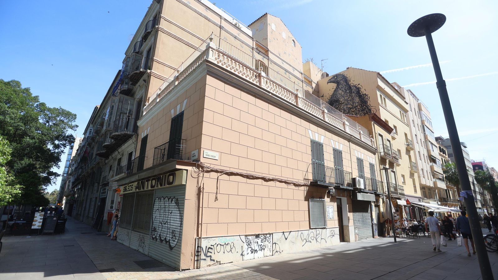 El edificio en cuestión, tras el borrado del mural.