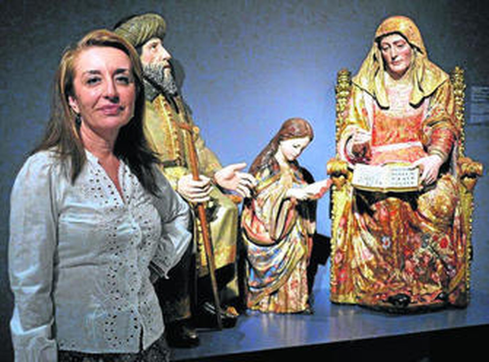 La directora del Bellas Artes sevillano, Valme Muñoz, ante el grupo escultórico de Montes de Oca.