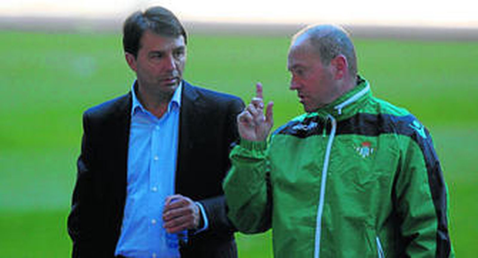 Vlada Stosic y Pepe Mel dialogan sobre el césped de la Cartuja a la finalización de un entrenamiento la semana pasada.