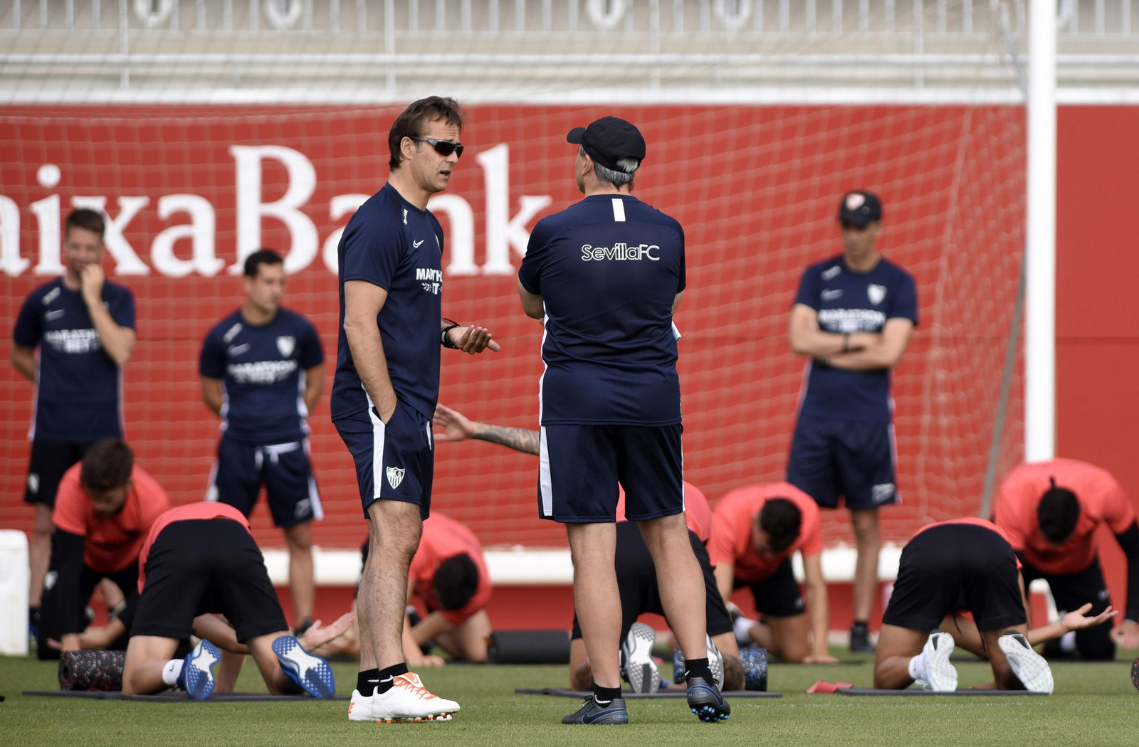 Julen Lopetegui dialoga con su ayudante Juan Vicente Peinado.