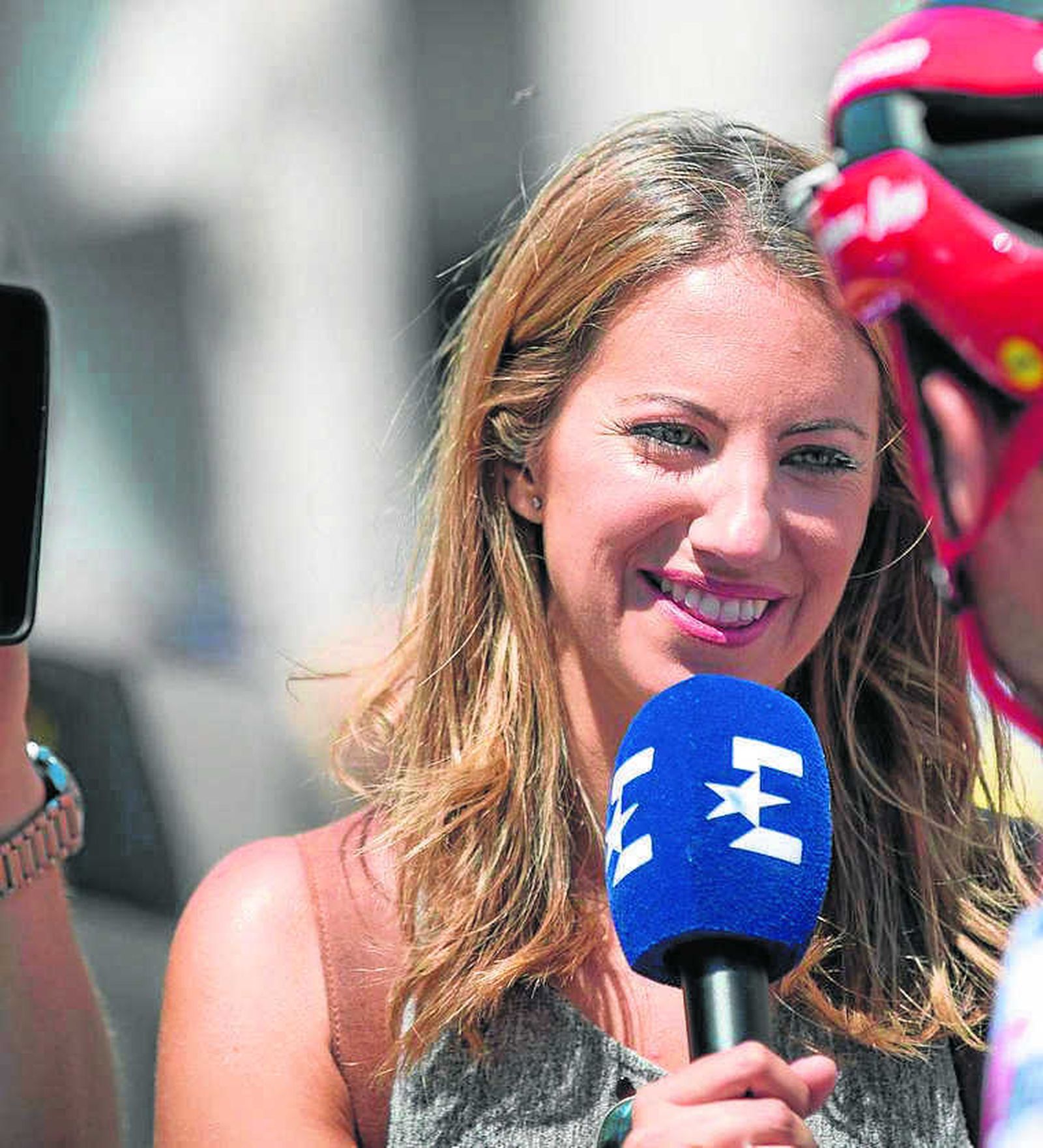 La periodista entrevistará a los corredores y protagonistas del pelotón.