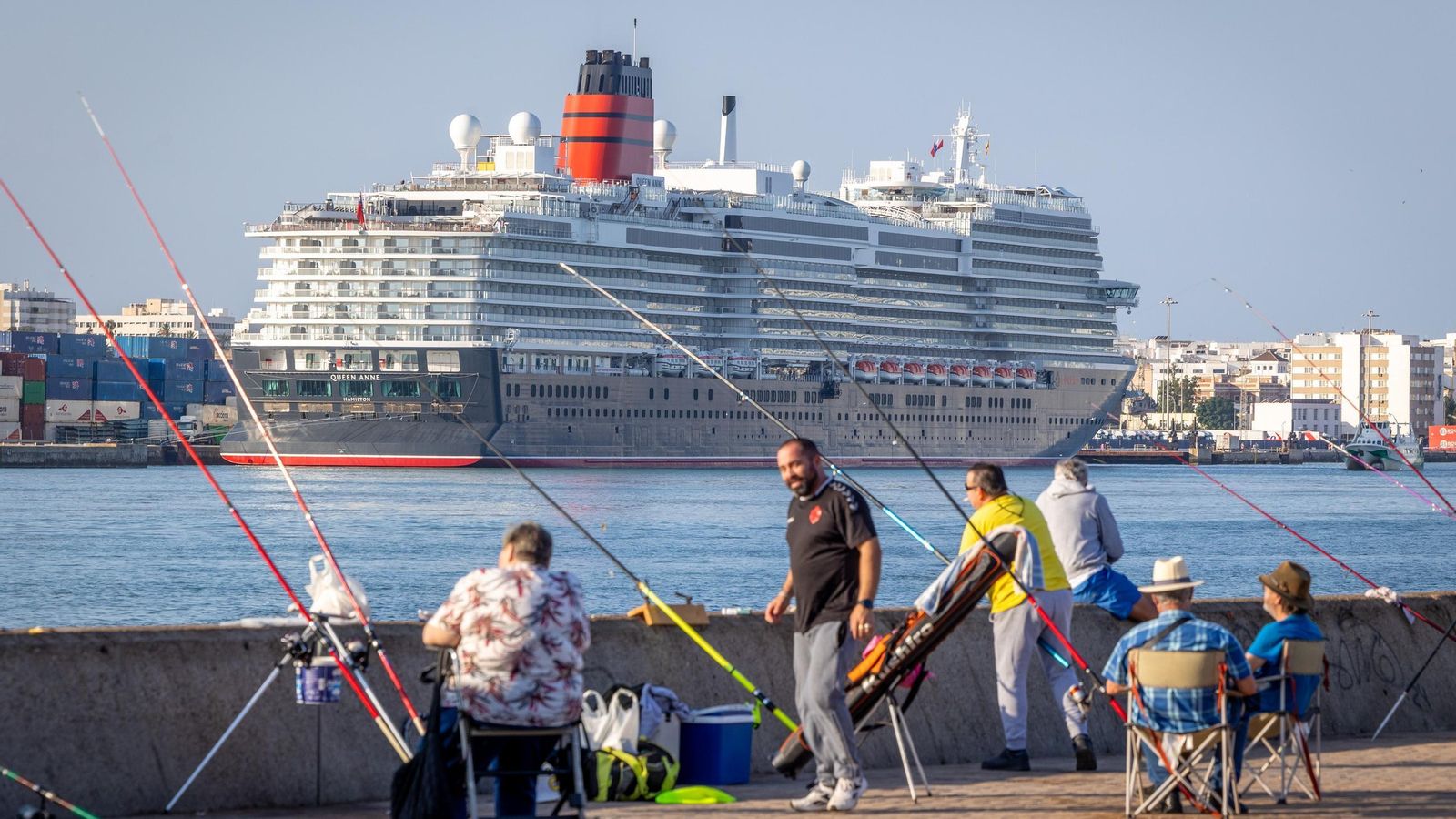 Los tres cruceros que llegaron este miércoles a Cádiz llenaron el puerto así como todas las calles del centro de la ciudad de turistas Los tres cruceros que llegaron este miércoles a Cádiz llenaron el puerto así como todas las calles del centro de la ciudad de turistas