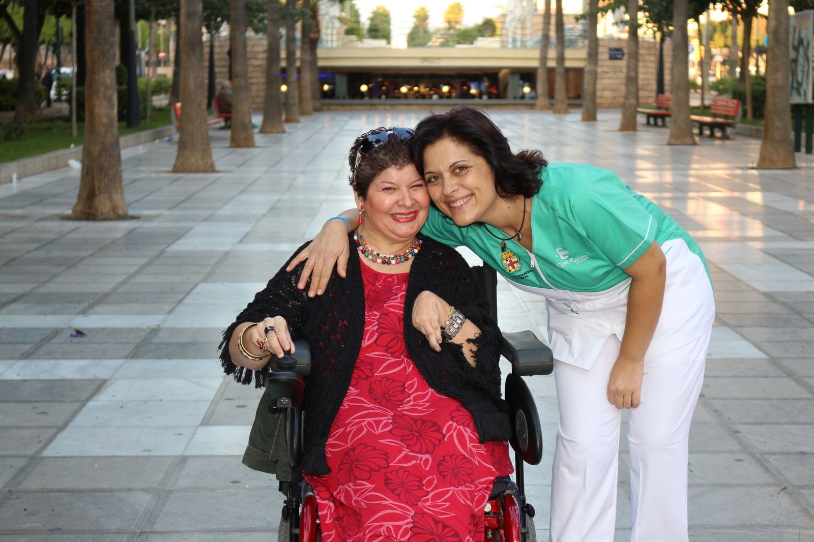 Petra, usuaria del servicio de ayuda a domicilio en la capital, con Rosa, la auxiliar que la atiende.