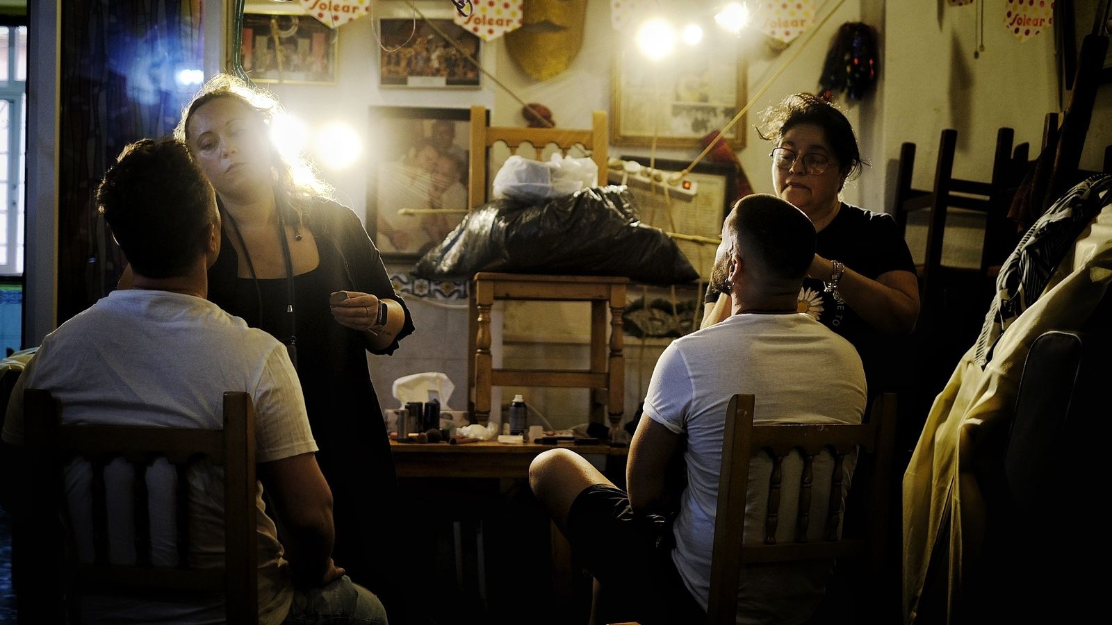 Sesión de maquillaje de la comparsa 'Los originales' en la peña Fletilla.