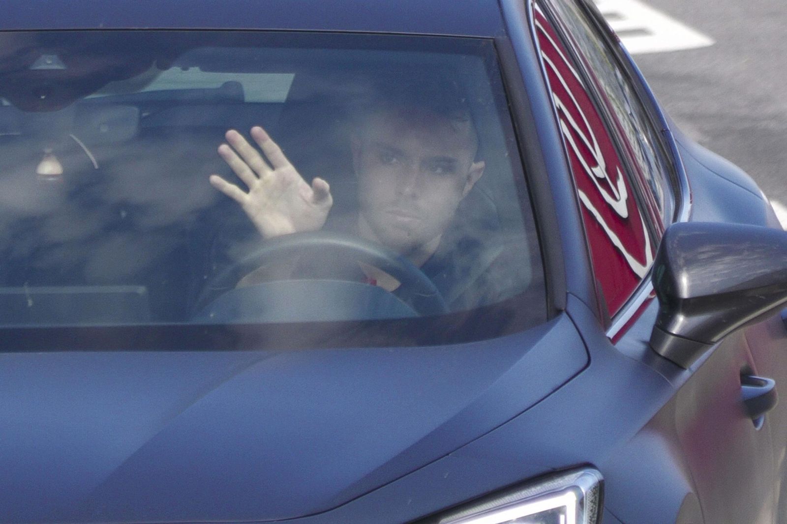 Peque abandona en su coche las instalaciones de la Ciudad Deportiva José Ramón Cisneros.