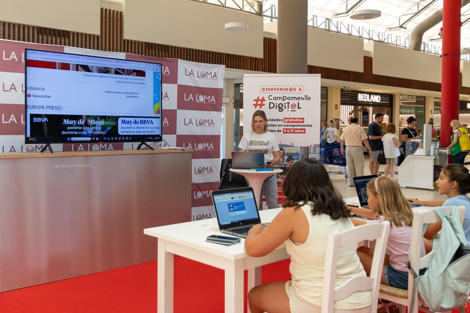 Así disfrutan los más jóvenes del campamento digital de La Loma,