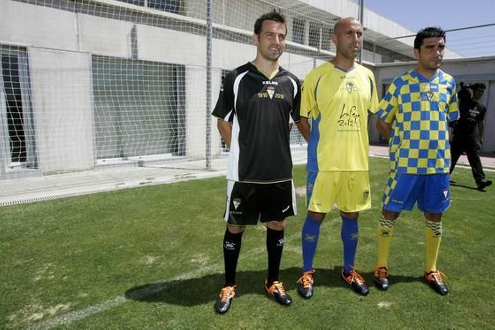Aarón, Raúl López y Enrique posan en El Rosal. 

Foto: Jesus Marin