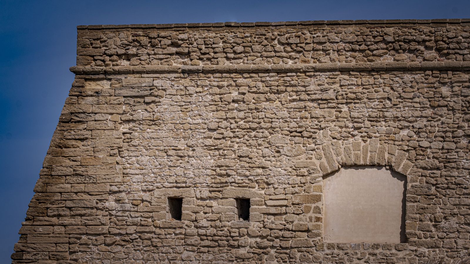 Estado del lienzo de muralla de las Puertas de Tierra de Cádiz.