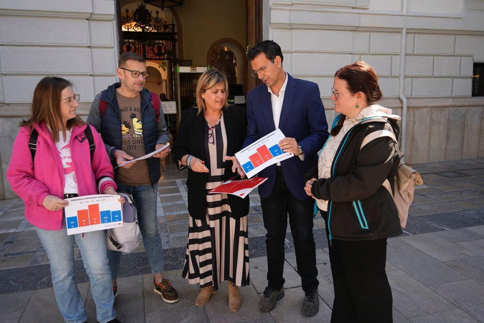 Miembros del Grupo Municipal Socialista en el Ayuntamiento junto a representantes sindicales del SAD