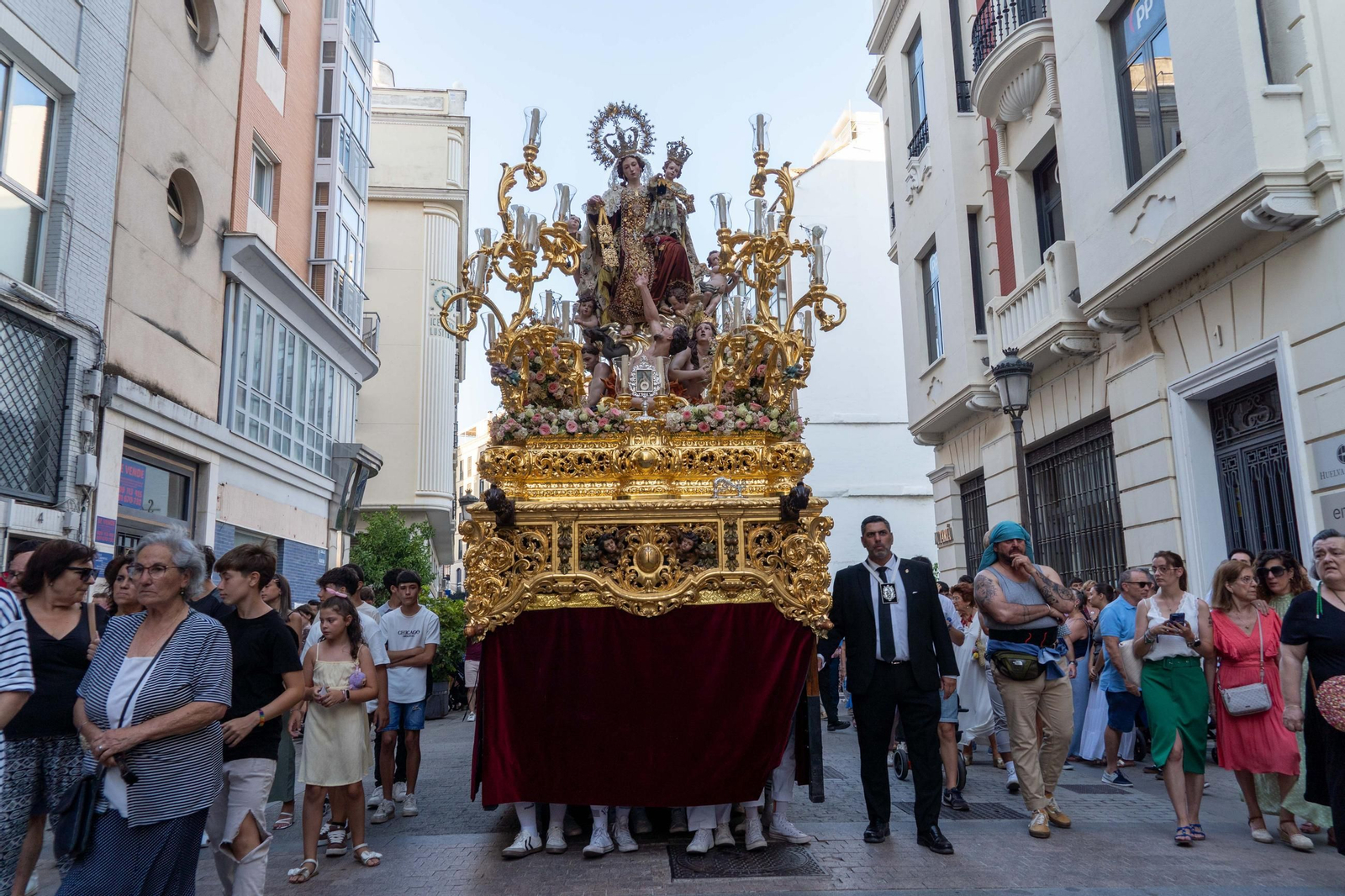 Imágenes de la procesión La Virgen del Carmen por las calles de Huelva