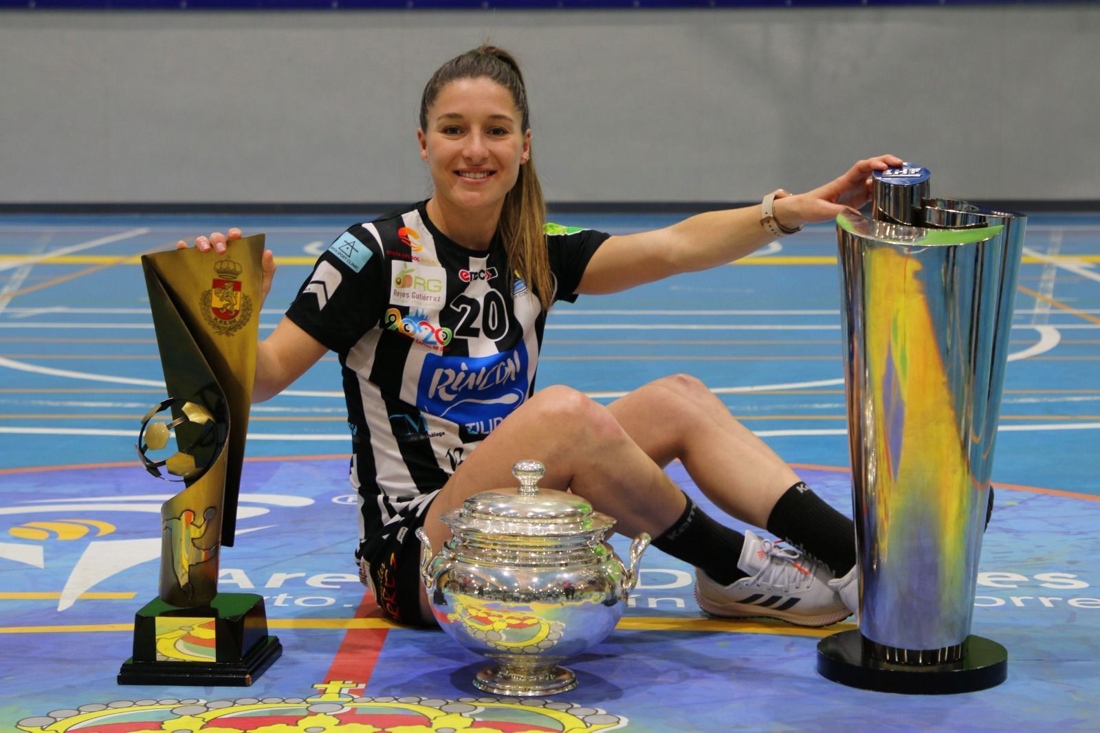 Espe López posa con los títulos de la Copa de la Reina, la Supercopa de España y la EHF Cup.